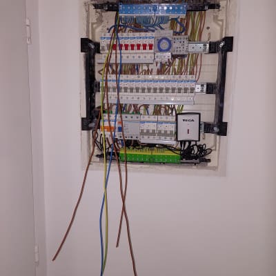 לוח חשמל עם חוטים צבעוניים ומפסקים