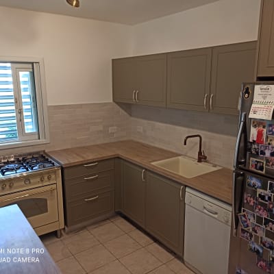 מטבח משופץ עם ארונות חדשים, כיור וברז מודרניים