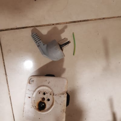 תקע חשמלי שבור ושקע עם סימני שריפה