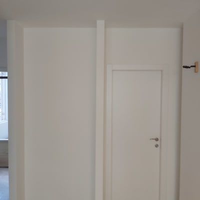 קיר גבס לבן עם דלת לבנה