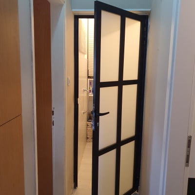 דלת אלומיניום עם מסגרת שחורה וזכוכית חלבית