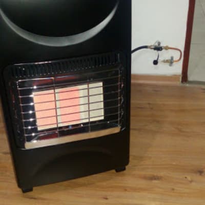 תנור חימום גז עם צינור חיבור לקיר