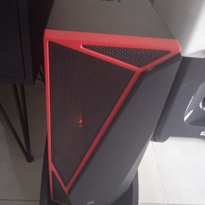 מארז מחשב שחור עם מסגרת אדומה