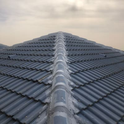 גג רעפים כחול עם קו חיבור מרכזי