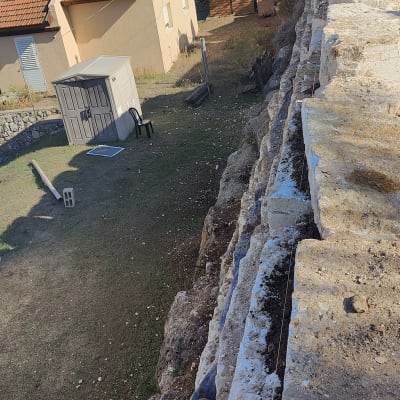 קיר אבן בבנייה עם חוט סימון מתוח