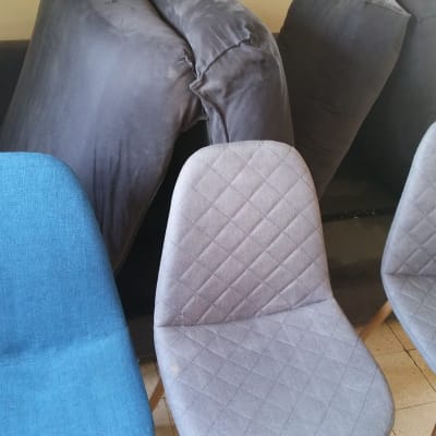 ספות וכיסאות ממתינים לניקוי