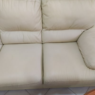 ספה בהירה עם כריות מושב ומשענת