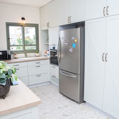 מטבח משופץ עם ארונות חדשים ומכשירי חשמל מודרניים