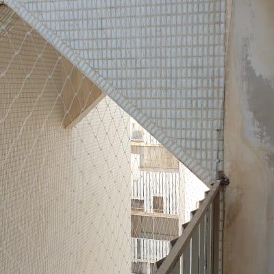 רשת למניעת כניסת יונים במרפסת