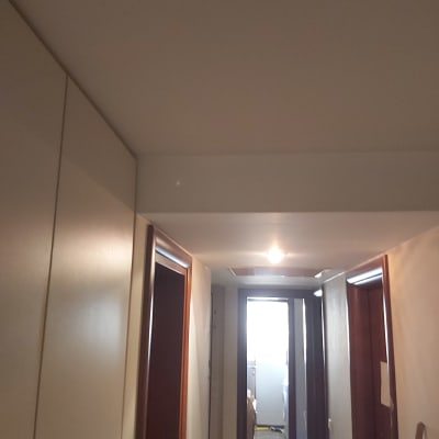 מסדרון עם קירות ותקרה מגבס, דלתות עץ