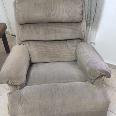 כורסה מרופדת בצבע בז