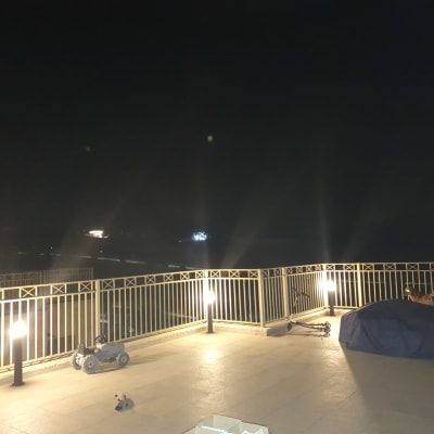 מרפסת עם תאורת עמודים בלילה