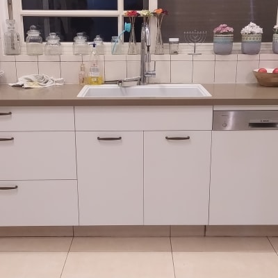 מטבח עם כיור, מדיח כלים, בלנדר וכלים על השיש