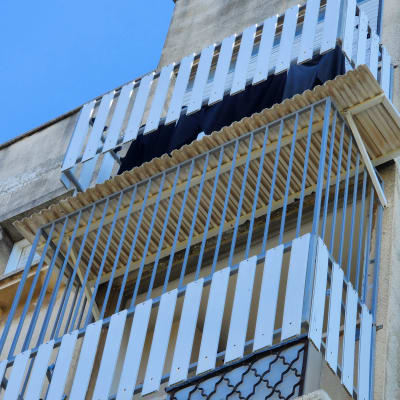 מרפסת עם מסגרות מתכת ולוחות עץ