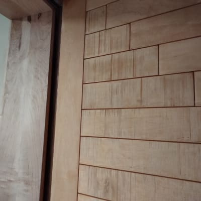 קיר עץ עם לוחות עץ מסודרים אופקית