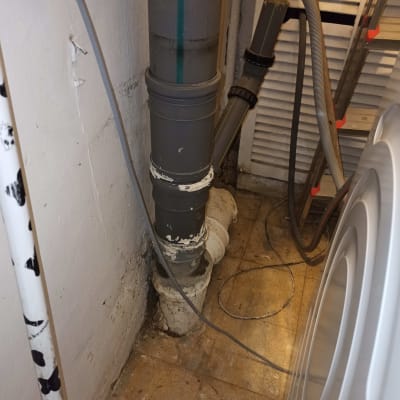 צינור ביוב אפור עם חיבורים ושרוול גמיש