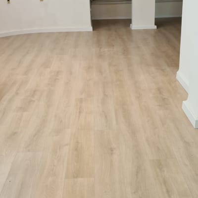 רצפת פרקט עץ בהירה בחדר פנימי