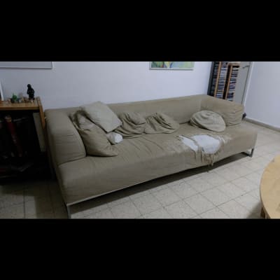 ספה עם כריות ובד קרוע