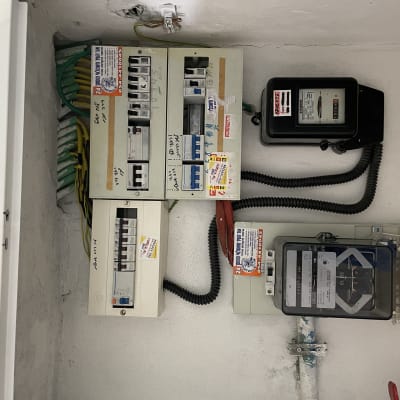 לוחות חשמל עם מפסקים וחוטים צבעוניים