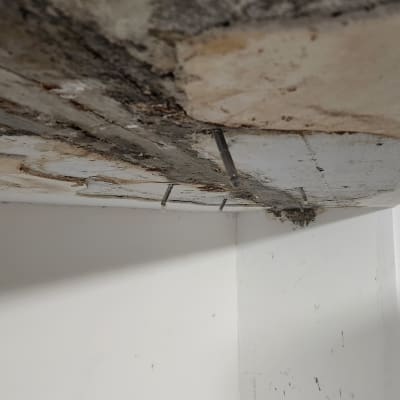 תקרת בטון עם סדקים ותיקוני איטום