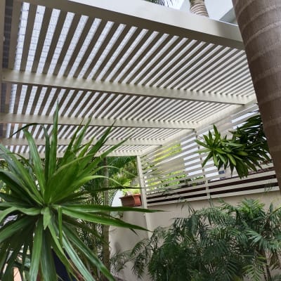 פרגולה מאלומיניום עם קורות אופקיות לבנות