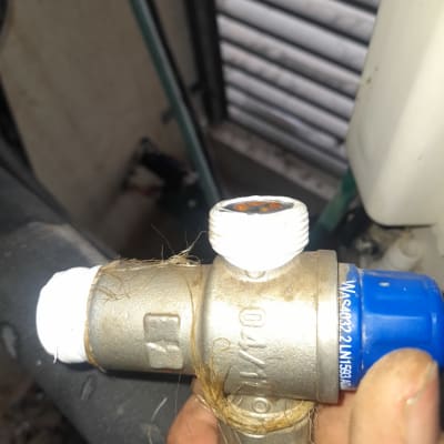 שסתום מתכת עם חיבורים לבנים וכחול