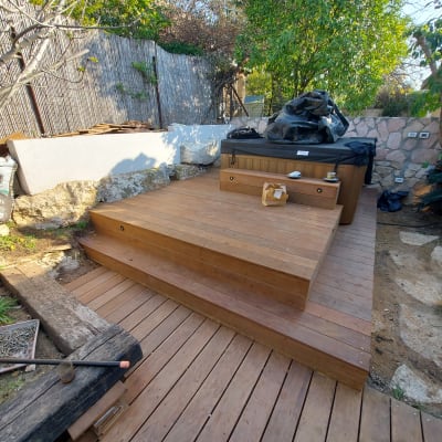 דק עץ עם מדרגות, כלים וחומרים לגינון