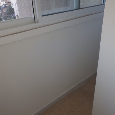 קיר צבוע בלבן ליד חלון זכוכית