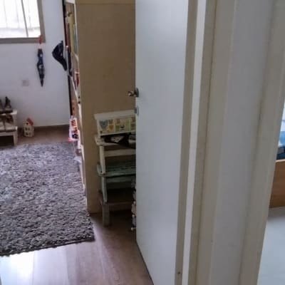 חדר ילדים עם מדף צעצועים ודלת פתוחה