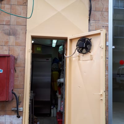 דלת צבועה בצבע בז