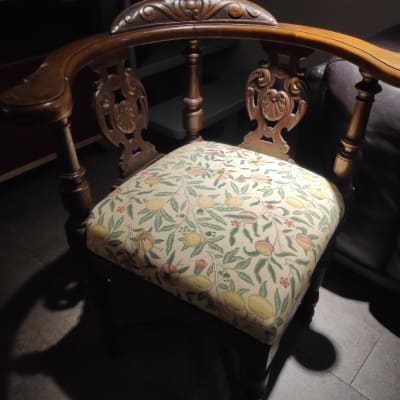 כיסא עץ עם ריפוד פרחוני צבעוני