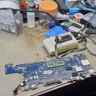 לוח אם עם רכיבים אלקטרוניים על שולחן עבודה