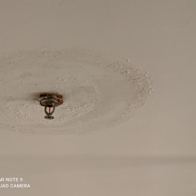 תקרה עם סימני רטיבות סביב מתקן מתכת