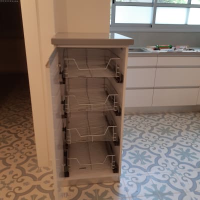 ארון מטבח עם מדפי מתכת נשלפים