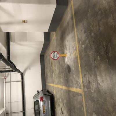 שלט עצור על עמוד במגרש חניה תת קרקעי