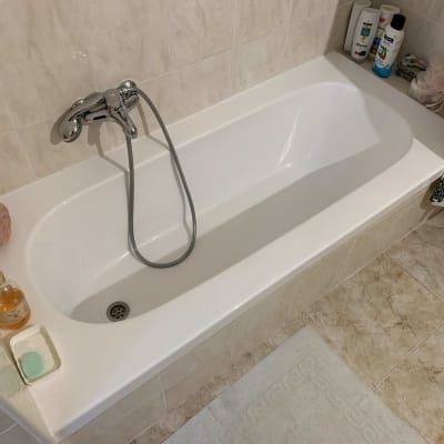 אמבטיה עם ברז ומוצרים לטיפוח אישי