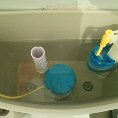 מיכל הדחה עם מנגנון צף וצינור צהוב