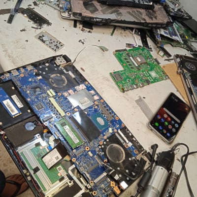 שולחן עבודה עם לוחות אם, כלי עבודה וסמארטפון