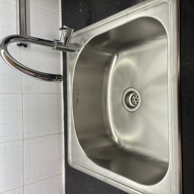 כיור נירוסטה עם ברז כרום מבריק