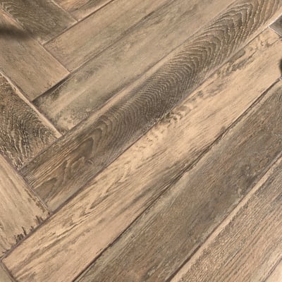 רצפת עץ חדשה עם דוגמת פרקט