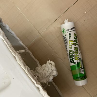 שפופרת דבק סיליקון ליד כיור עם איטום