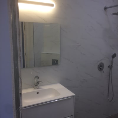 כיור לבן עם ברז, מראה וקיר אריחים