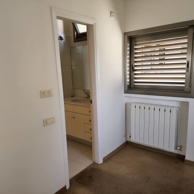 קיר לבן חלק עם שקעי חשמל