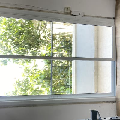 חלון אלומיניום עם מסגרת לבנה