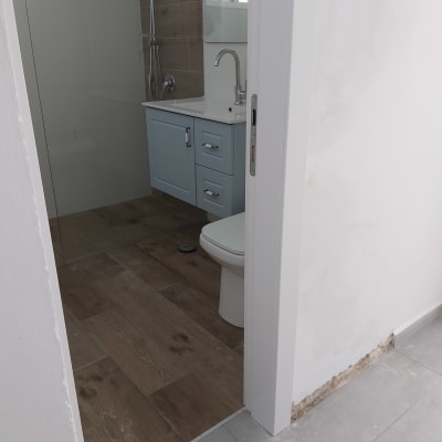 חדר אמבטיה עם כיור, ברז ומקלחת