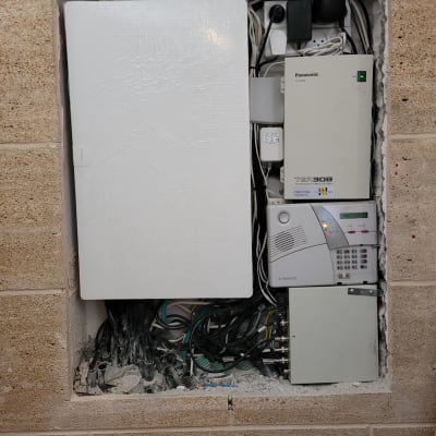 מערכת אינטרקום עם לוח בקרה וחוטים חשמליים