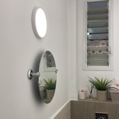 תיק כלים עם חוטי חשמל וכלי עבודה