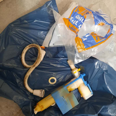 חלקי אינסטלציה על שקית פלסטיק כחולה