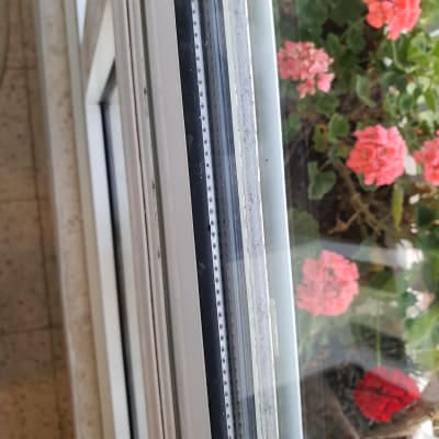 חלון זכוכית כפולה עם מסגרת מתכת