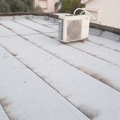 גג אטום עם יריעות ביטומניות ומזגן